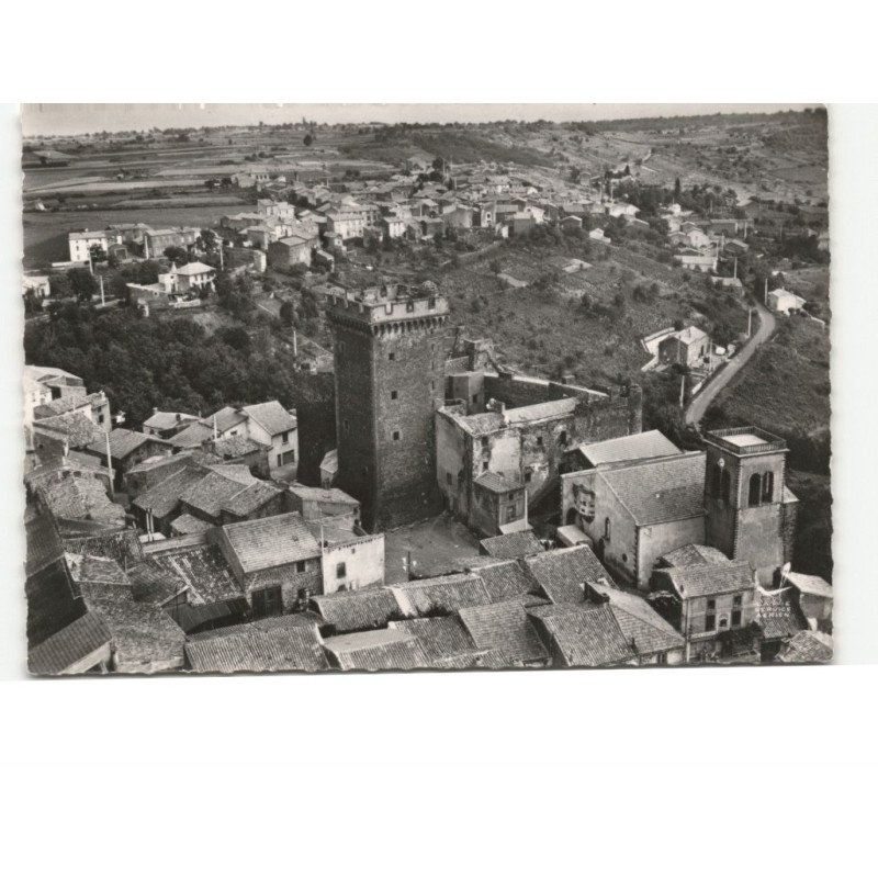 CHATEAUGAY: le château féodal datant du XIIIe siècle et l'église vue aérienne 10x15 - très bon état