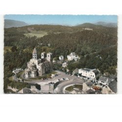 SAINT-NECTAIRE: l'église vue aérienne 10x15 - très bon état