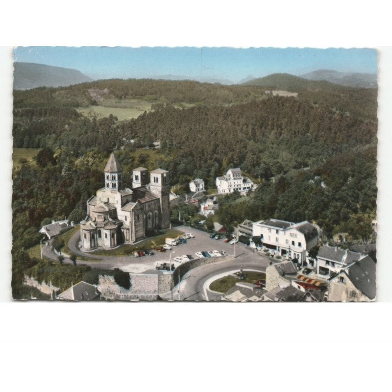 SAINT-NECTAIRE: l'église vue aérienne 10x15 - très bon état