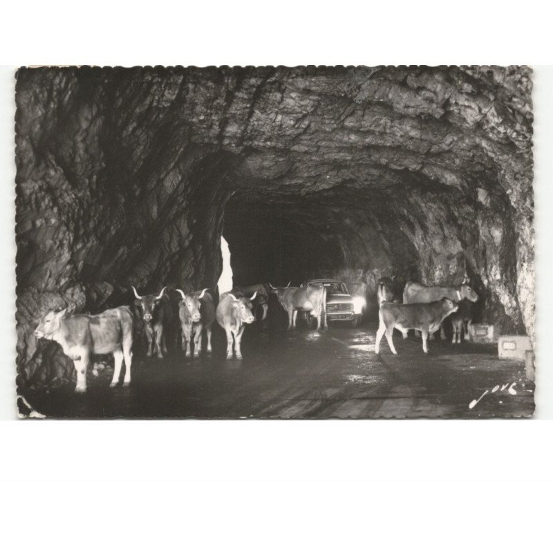 PYRENEES-ATLANTIQUES: col d'aubisque, corrida en slalom dans le tunnel vue aérienne 10x15 - très bon état