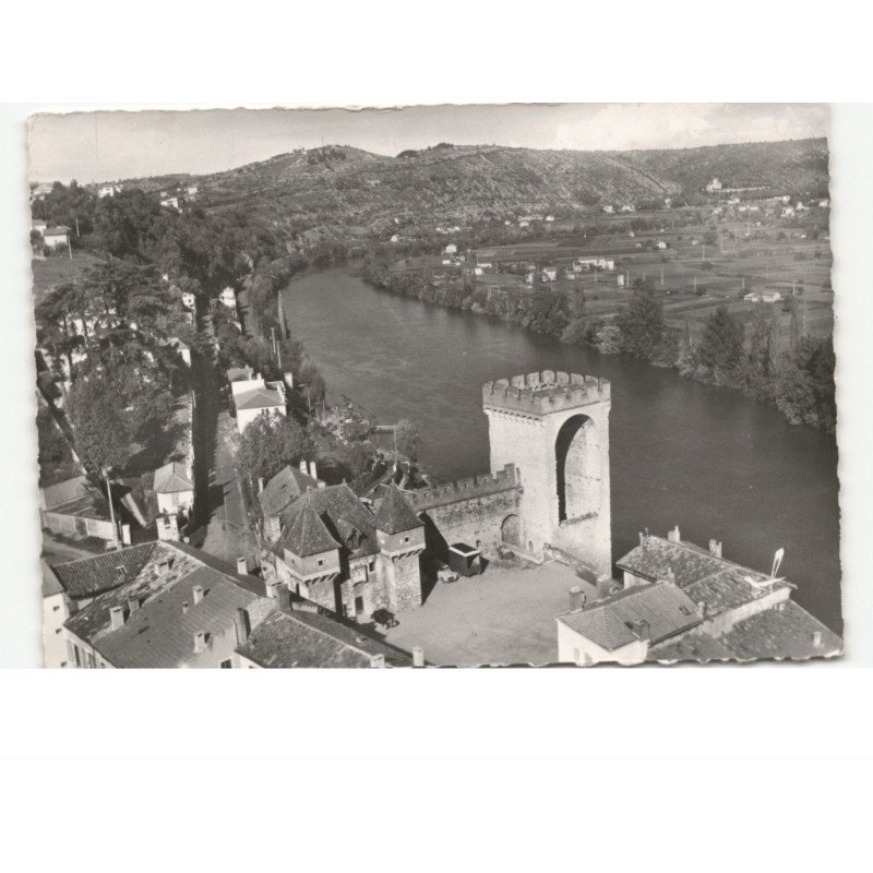 CAHORS: décor moyennageux la barbacane et la tour des pendus vue aérienne 10x15 - très bon état