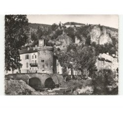 MEYRUEIS: la tour de l'horloge, au fond, la chapelle notre-dame du rocher vue aérienne 10x15 - très bon état