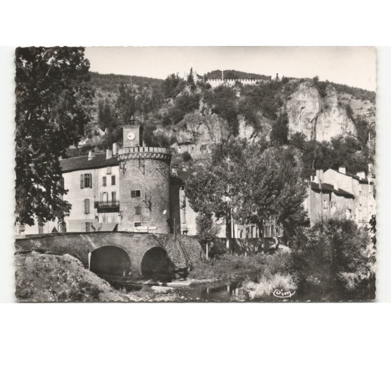MEYRUEIS: la tour de l'horloge, au fond, la chapelle notre-dame du rocher vue aérienne 10x15 - très bon état