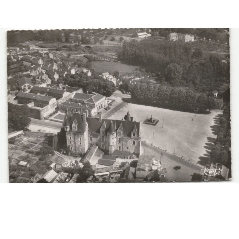 BAUGE: place du mail, château du roi René et le palais de justice vue aérienne 10x15 - très bon état
