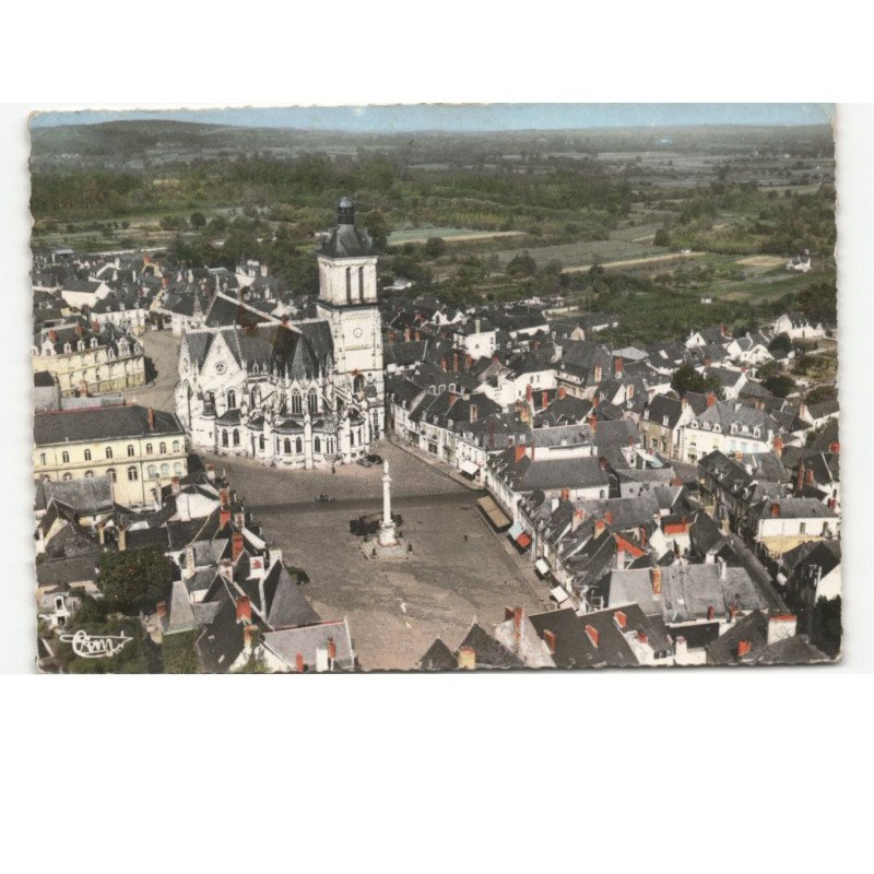 BEAUFORT-en-VALLEE: l'église et la place vue aérienne 10x15 - état