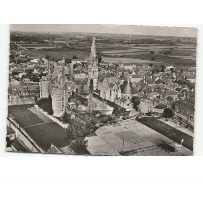 MARTIGNE-BRIAND: l'église et le château vue aérienne 10x15 - très bon état