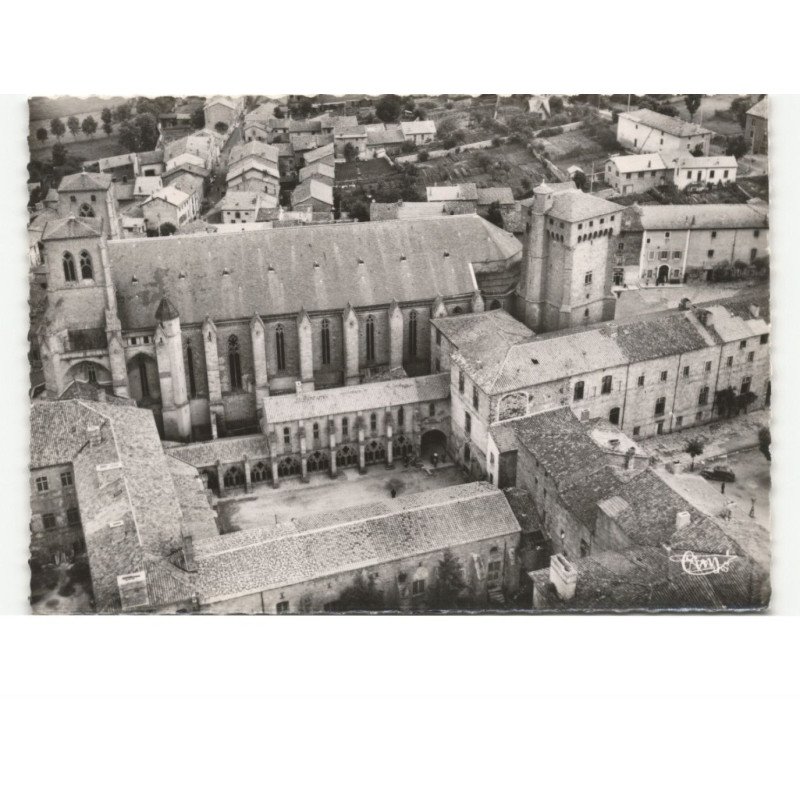 LA CHAISE-DIEU: la cour du cloître vue aérienne 10x15 - très bon état