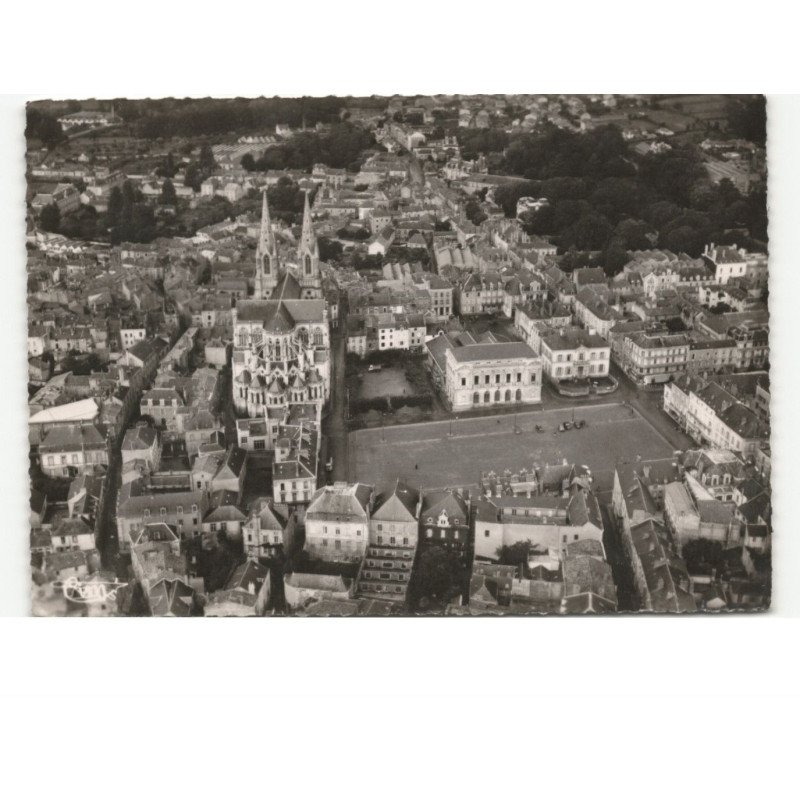 CHOLET: la place travet, la cathédrale, le théâtre vue aérienne 10x15 - très bon état