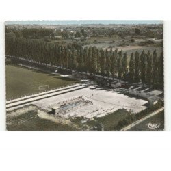 DOUE-la-FONTAINE: piscine et terrain de sports vue aérienne 10x15 - très bon état