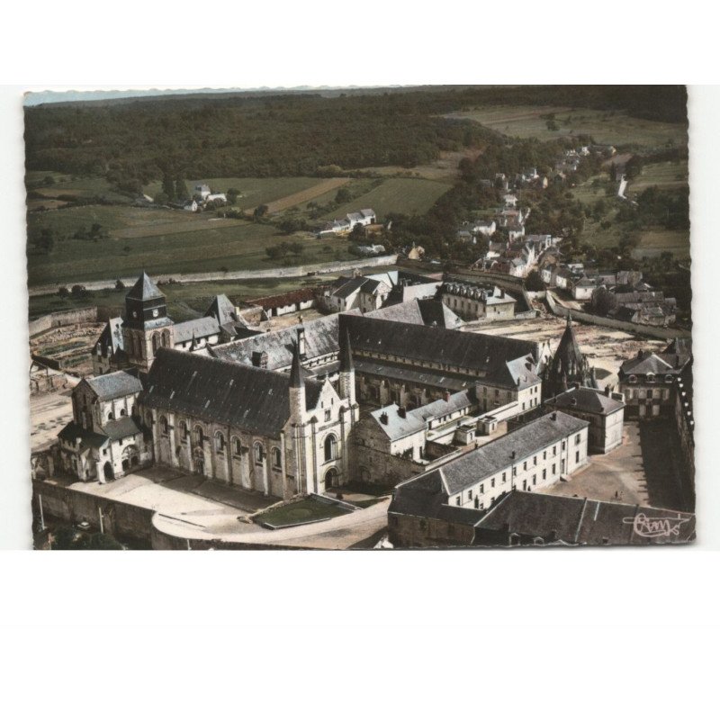 FOUTEVRAULT: l'abbaye, fondée par robert d'abrissel au XIe siècle vue aérienne 10x15 - très bon état