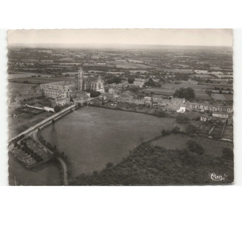 LES GARDES: vue générale sur la communauté et le village vue aérienne 10x15 - très bon état