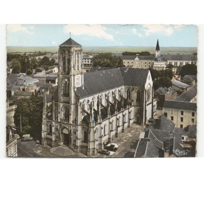 LA POMMERAYE: l'église vue aérienne 10x15 - très bon état