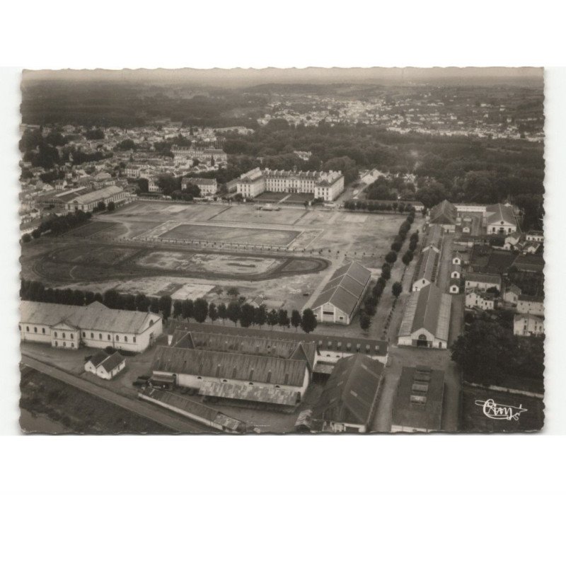 SAUMUR: école d'application de l'armée blindée et de la cavalerie vue aérienne 10x15 - très bon état