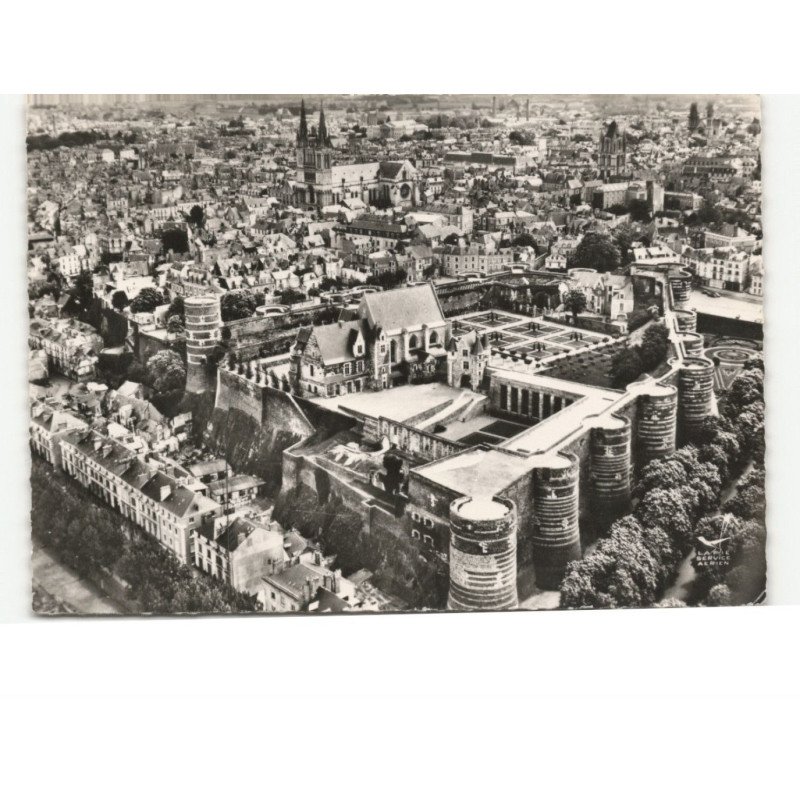 ANGERS: le château et vue générale vue aérienne 10x15 - très bon état