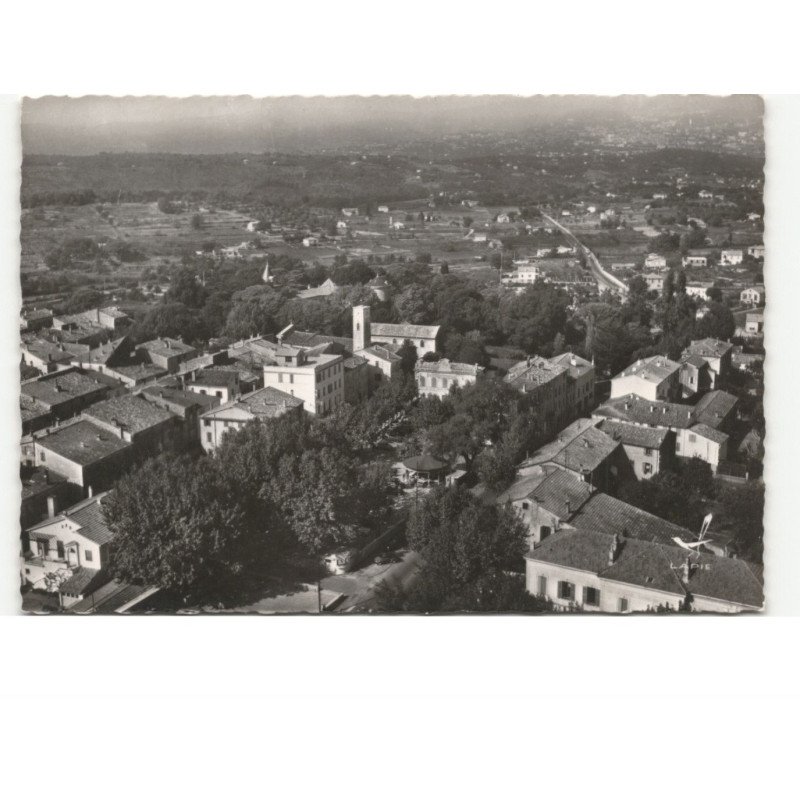 MOUANS-SARTOUX: la place vue aérienne 10x15 - état