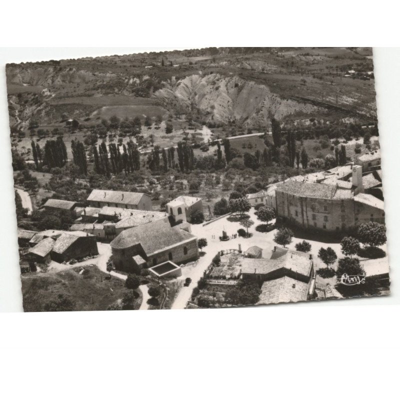 ROSANS: le centre du village, l'église vue aérienne 10x15 - très bon état