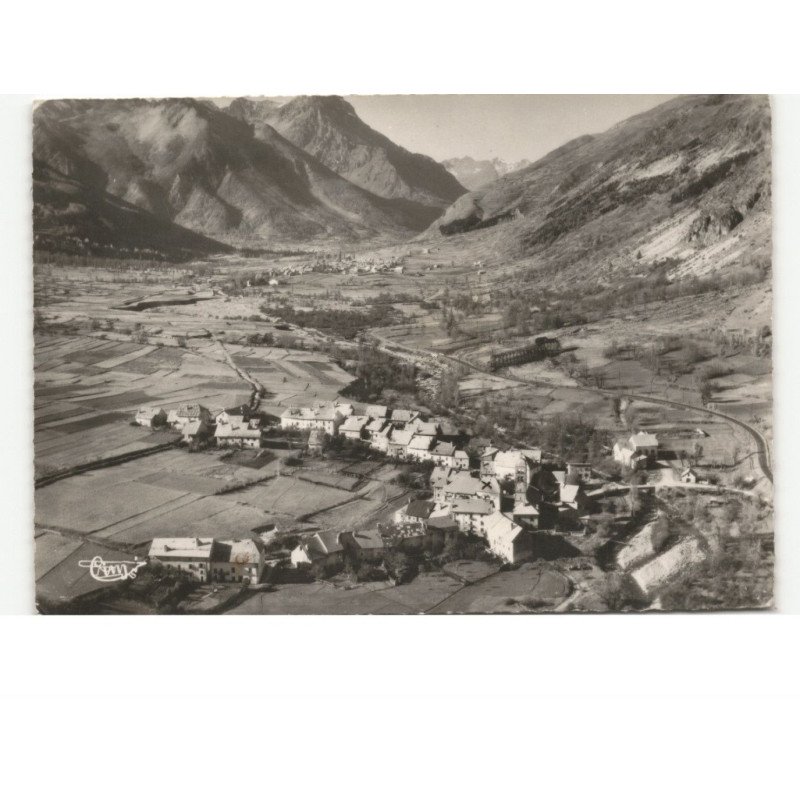 LES GUIBERTES: vue générale des guibertes, au fond, le combeynot vue aérienne 10x15 - très bon état