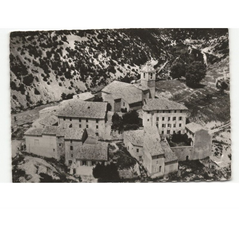 BANON: l'haut du village l'église et l'hôpital vue aérienne 10x15 - très bon état