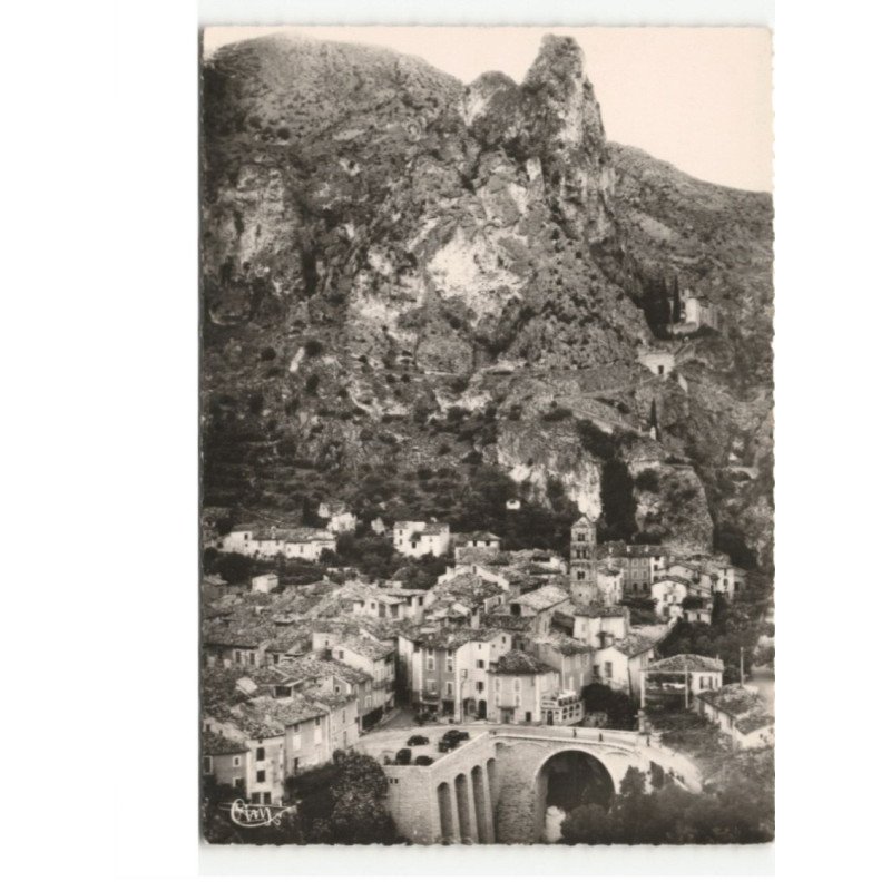 MOUSTIERS-SAINTE-MARIE: centre de la ville vue aérienne 10x15 - très bon état