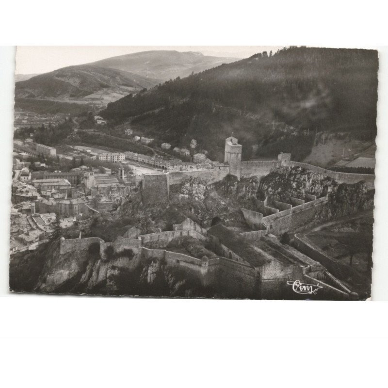 SISTERON: la citadelle théâtre de plein air vue aérienne 10x15 - très bon état