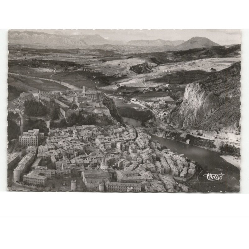 SISTERON: la vallée de la durance vue aérienne 10x15 - très bon état