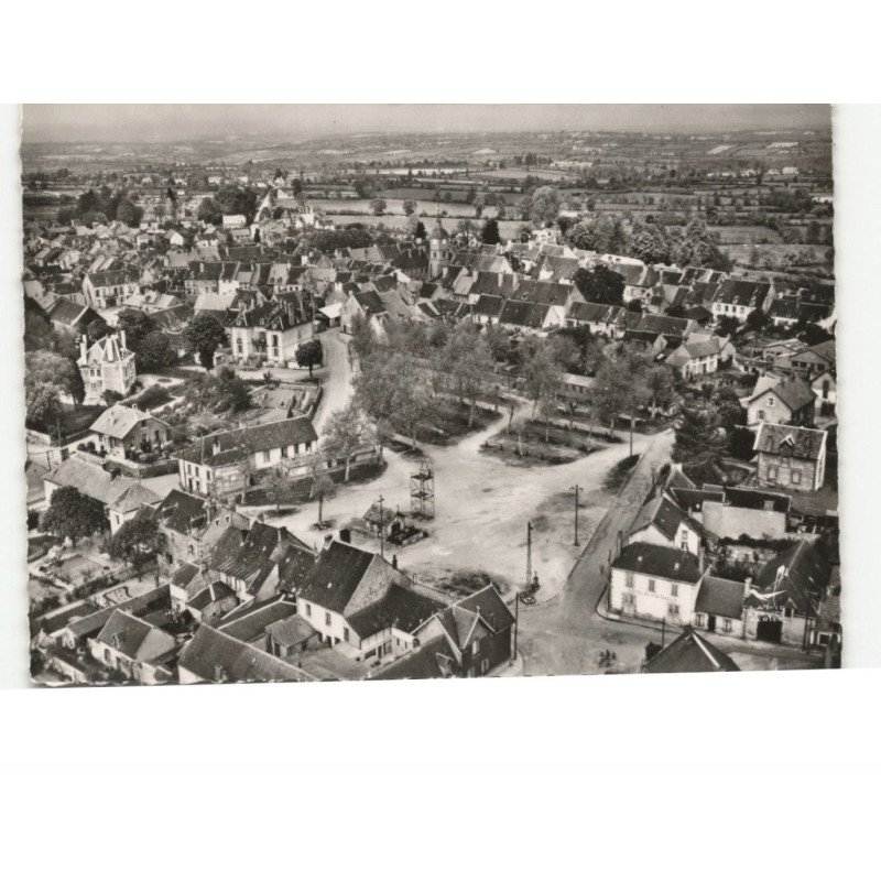 MONTMARAULT: le champ de foire, l'hôtel de ville et vue générale vue aérienne 10x15 - très bon état