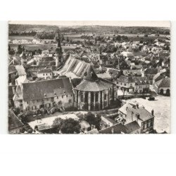 SAINT-POURCAIN-sur-SIOULE: la cour des moines et l'église vue aérienne 10x15 - très bon état