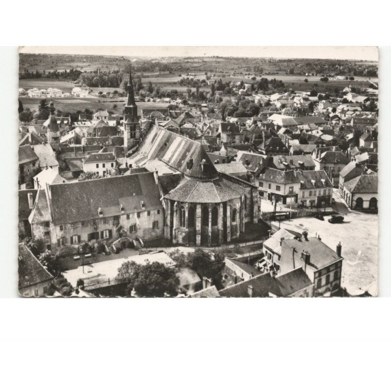SAINT-POURCAIN-sur-SIOULE: la cour des moines et l'église vue aérienne 10x15 - très bon état