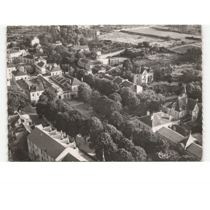 NERIS-les-BAINS: le parc du casino et l'etablissement thermal vue aérienne 10x15 - très bon état