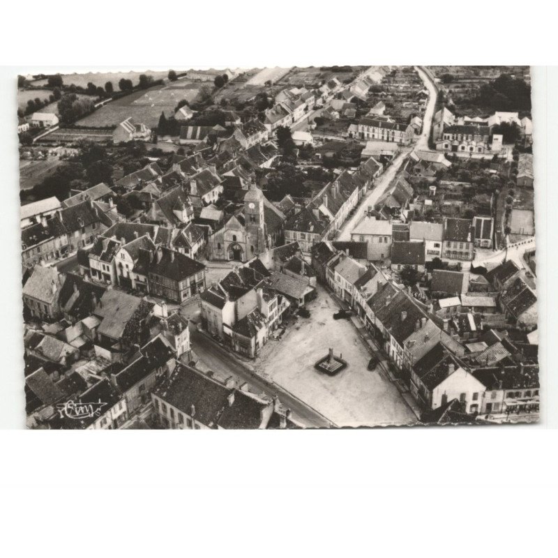 MONTMARAULT: vue générale et la place d'armes vue aérienne 10x15 - très bon état