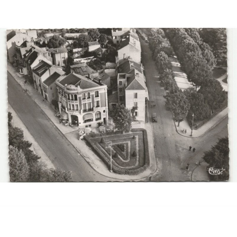 NERIS-les-BAINS: sur le rond point des arènes vue aérienne 10x15 - très bon état