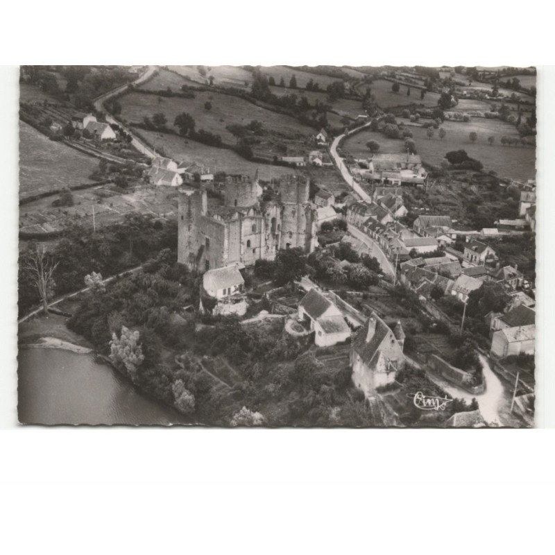 BOURBON-L'ARCHAMBAULT: le vieux château et le lac vue aérienne 10x15 - très bon état
