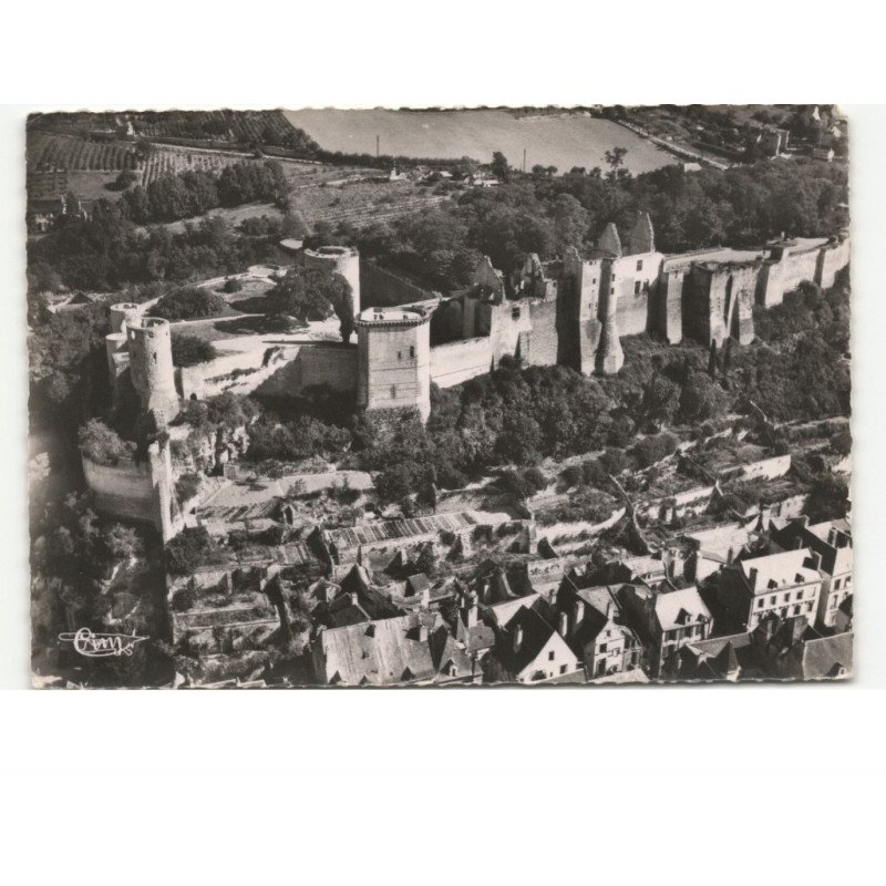 CHINON: le château, les châteaux de la loire vue aérienne 10X15 - très bon état