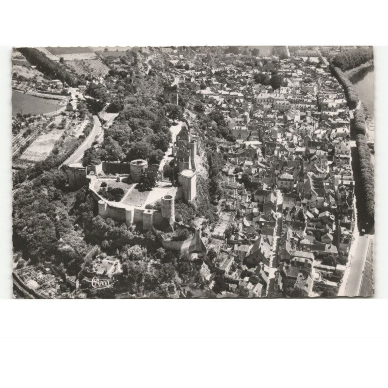 CHINON: le château et la ville vue aérienne 10X15 - très bon état