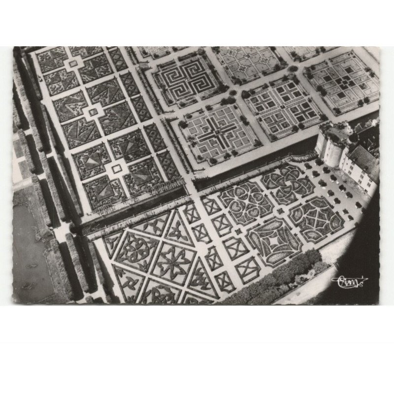 VILLANDRY: les jardins d'ornements du château vue aérienne 10X15 - très bon état