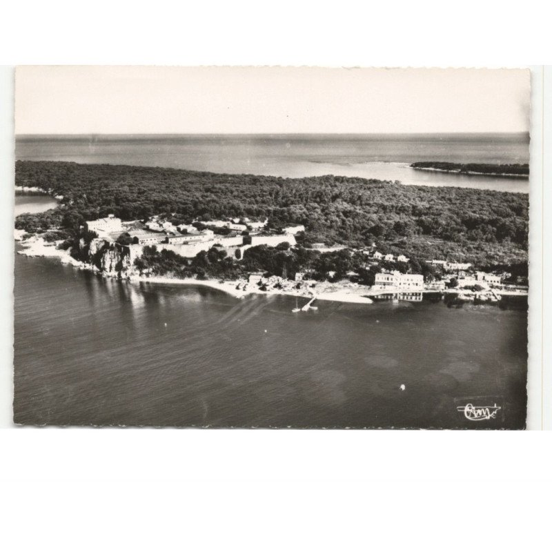 CANNES: l'ile sainte-marguerite et le fort du macque de fer vue aérienne 10X15 - très bon état