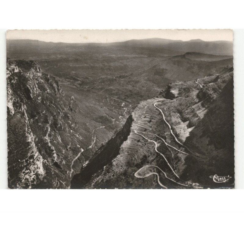 GOURDON: curieux village sarrazin, les lacets de la route de gourdon vue aérienne 10X15 - très bon état