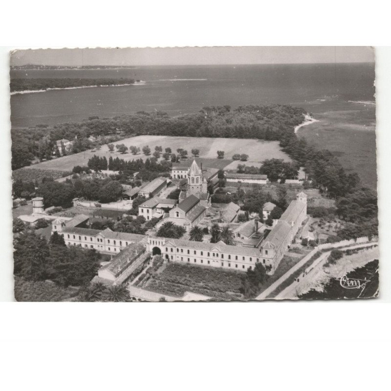 NOTRE-DAME-de-LIERINS: abbaye, ile sainte-marguerite et cap d'antibes vue aérienne 10X15 - état