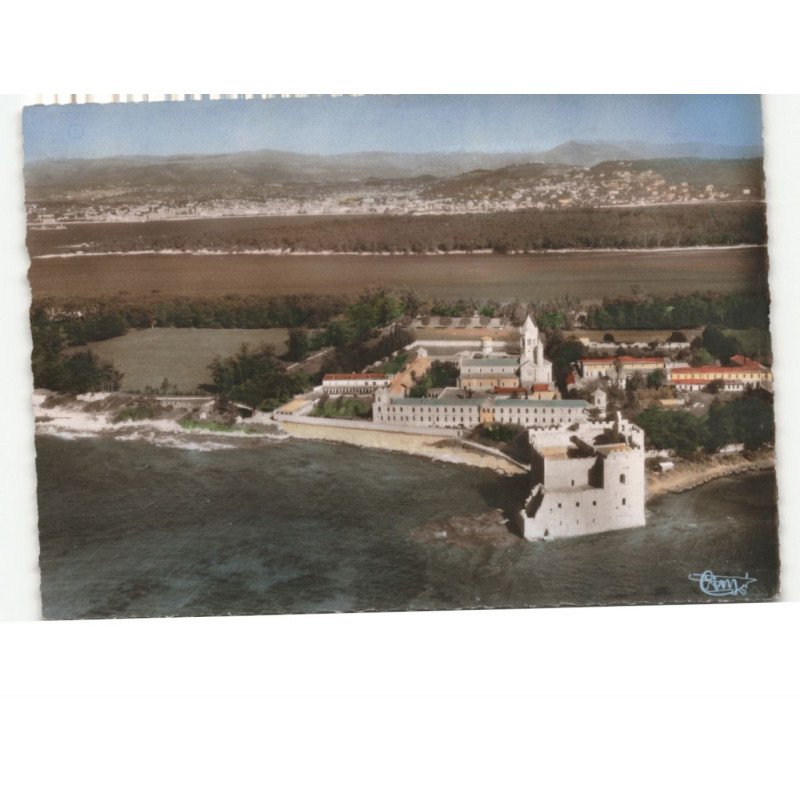 ILE-SAINT-HONORAT: le monastère de l'ile saint-honorat, dans le fond cannes vue aérienne 10X15 - très bon état