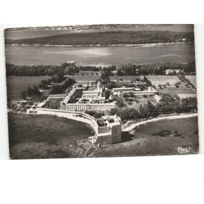 ILE SAINT-HONORAT: l'abbaye de saint-honorat au fond, l'ile-sainte-marguerite vue aérienne 10X15 - très bon état