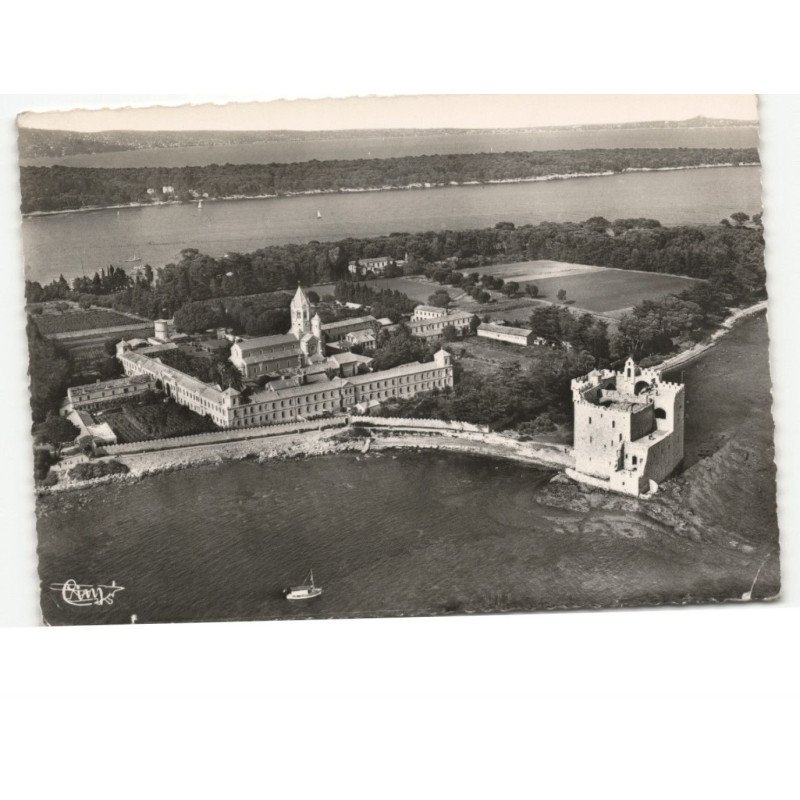 ILE SAINTE-HONORAT: l'abbaye de saint-hopnorat au fond, l'ile sainte-marguerite vue aérienne 10X15 - très bon état