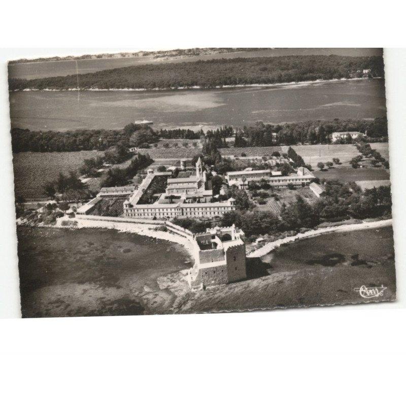 ILE de SAINT-HONORAT: l'abbaye de saint-honorat au fond l'ile-sainte-marguerite vue aérienne 10X15 - très bon état