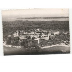 ILE-SAINTE-MARGUERITE: vue générale l'ile le fort du masque de fer 2er plan vue aérienne 10X15 - très bon état