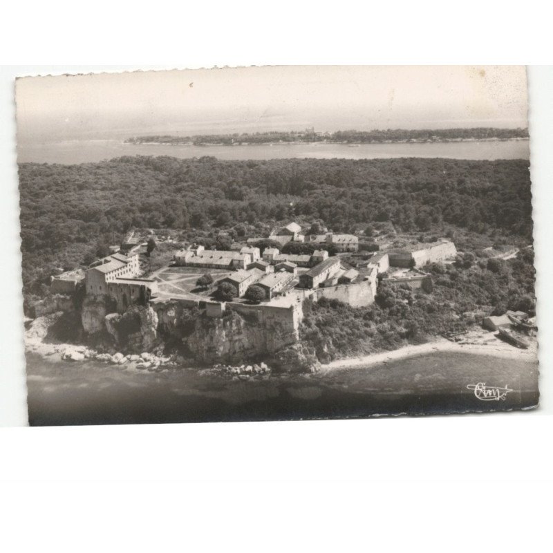 ILE-SAINTE-MARGUERITE: vue générale l'ile le fort du masque de fer 2er plan vue aérienne 10X15 - très bon état