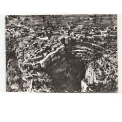 TOURETTES-sur-LOUP: le village en proue au bord de l'abîme vue aérienne 10X15 - très bon état