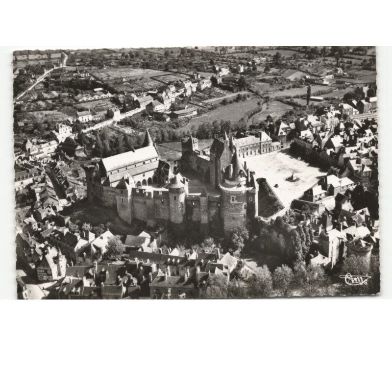 VITRE: le château XIVe et XVe et l'hôtel de ville vue aérienne 10X15 - très bon état