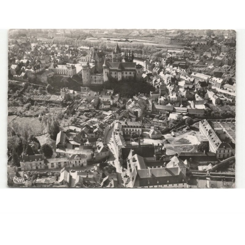 VITRE: arrivée par route de fougères rue pasteur et le château vue aérienne 10X15 - très bon état