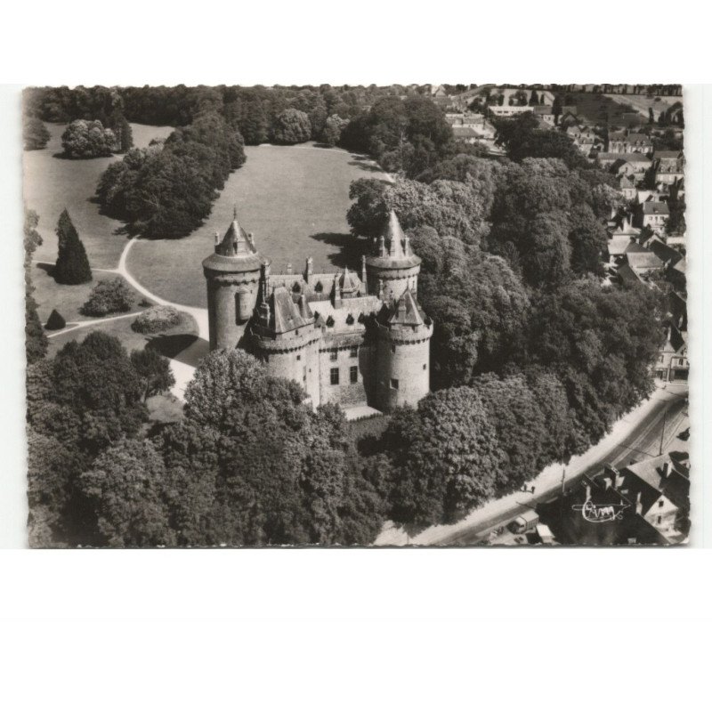 COMBOURG: le château et son parc vue aérienne 10X15 - très bon état