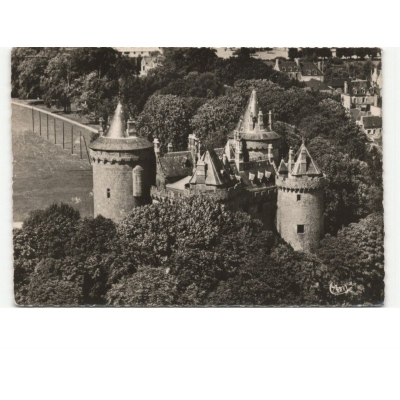 COMBOURG: le château vue aérienne 10X15 - très bon état