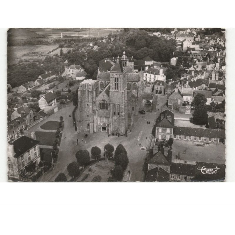 DOL: la cathédrale, l'entrée XIe au XIIIe siècle vue aérienne 10X15 - état